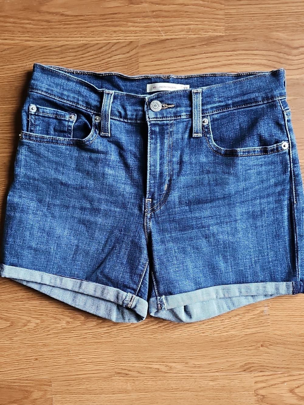 Levis Mid-Length Cuffed Leg Stretch Jean Shorts Womens Size 27" Waist X 4"Inseam